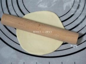 将小面团擀成圆薄片。