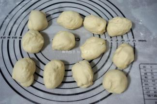 将发酵好的面团分成12等份。