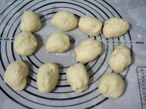 将发酵好的面团分成12等份。