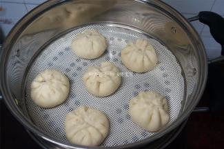 放在垫有蒸笼布或抹过油的蒸笼上，二次发酵30分钟。