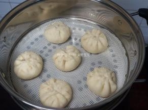 放在垫有蒸笼布或抹过油的蒸笼上，二次发酵30分钟。