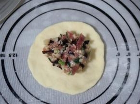 包入馅料。