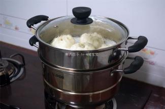 冷水上锅，大火蒸18分钟，熄火后焖3分钟再开盖。