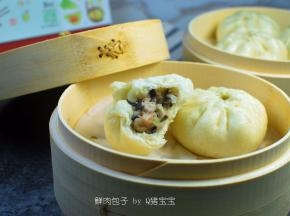 蒸好的包子趁热吃。吃不完的待完全冷却后放冰箱冷冻保存，尽快吃完。