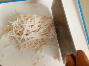 莲藕去皮切丝剁成藕末。