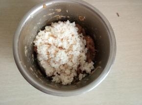 切好的藕末放入肉末中。