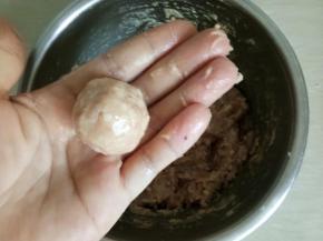 用手团成大小差不多的藕丸。