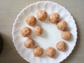 依次摆入盘中。