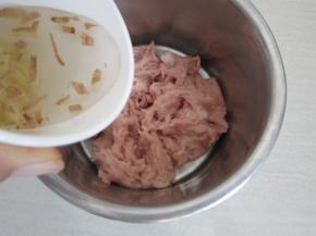 肉末中少量多次加入生姜水往同一个方向搅拌。搅拌至姜水完全吸收即可。