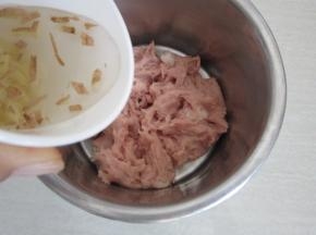 肉末中少量多次加入生姜水往同一个方向搅拌。搅拌至姜水完全吸收即可。