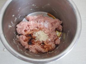 依次加入料酒、酱油、蚝油、盐、生粉、十三香混合搅匀，最后加入适量花生油搅拌。放冰箱冷藏腌15分钟。