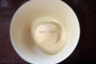 揉成团，在温暖处发酵至两倍大。