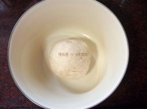 揉成团，在温暖处发酵至两倍大。