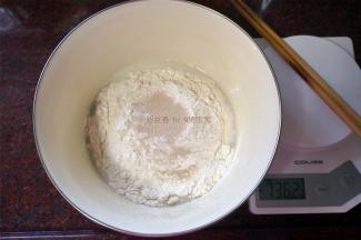 将水，细砂糖，奶粉，中筋粉，酵母同放入深盆中。
