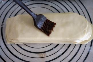 在每片面片上抹上食用油，依次将面片叠放。