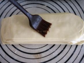 在每片面片上抹上食用油，依次将面片叠放。