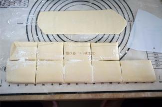 擀成长方形面片，对折，然后分成10等份，每份分别压成长薄片。