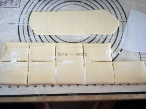 擀成长方形面片，对折，然后分成10等份，每份分别压成长薄片。