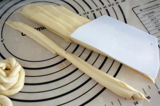 切成细长条，然后拉长。