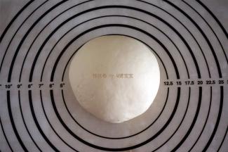 发酵完毕后再次揉光滑。