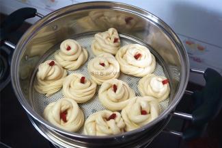 醒发至大一圈后，冷水入锅，大火蒸20分钟，熄火后3分钟再掀盖。