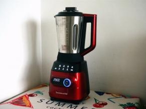 50克黄豆洗净后加入1000毫升清水，用破壁机打成豆浆，并趁热加入70克白砂糖调味。