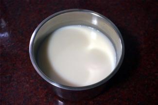 滤取700克豆浆，冷却至不烫手的状态。