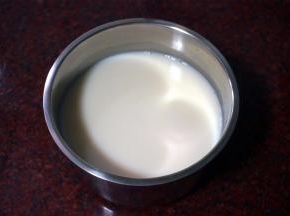 滤取700克豆浆，冷却至不烫手的状态。