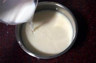 将300克纯牛奶加入到冷却后的豆浆中。