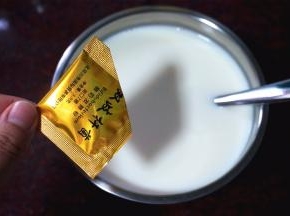 加入1克酸奶发酵粉。