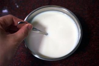 用勺子按同一方向轻轻搅拌，让发酵粉菌粉均匀分布到混合液中。