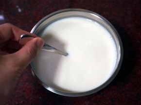 用勺子按同一方向轻轻搅拌，让发酵粉菌粉均匀分布到混合液中。