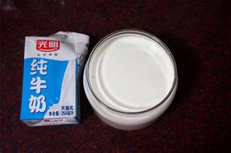 玻璃容器用沸水消毒后，装入500毫升纯牛奶。