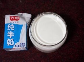 玻璃容器用沸水消毒后，装入500毫升纯牛奶。