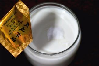 加入1克酸奶发酵粉。