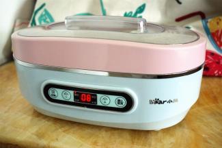 放入酸奶机，温水浴发酵8个小时。