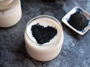 黑芝麻炒熟后打粉，加入到酸奶中。