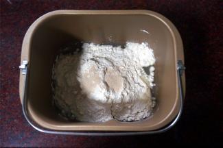 将除馅料外的食材放入面包机。