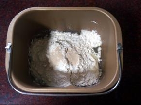 将除馅料外的食材放入面包机。