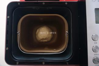 启动揉面程序，将食材揉成光滑的面团。