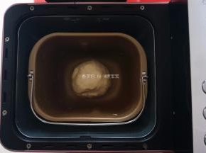 启动揉面程序，将食材揉成光滑的面团。