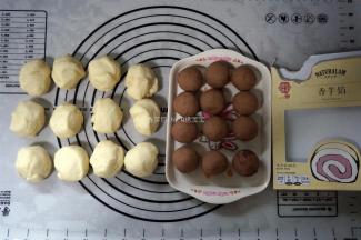 将面团和馅料各分成12份，其中每份面皮31克、馅料25克。