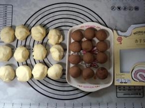 将面团和馅料各分成12份，其中每份面皮31克、馅料25克。