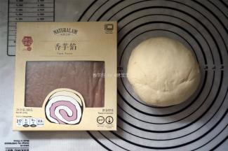 取出面团，重新揉光滑。