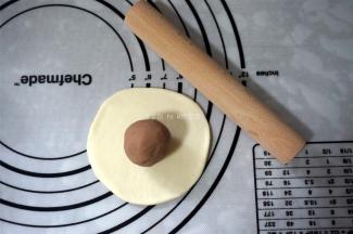 取其中一份，擀成圆形，包入馅料。