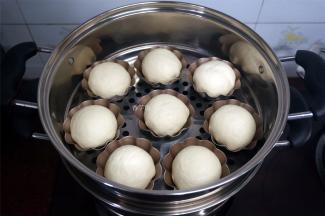 盖上锅盖，让包子二次发酵至大一圈。