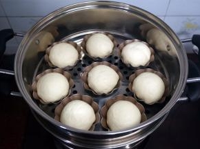 盖上锅盖，让包子二次发酵至大一圈。