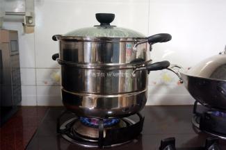 冷水上锅，大火蒸15分钟，熄火后焖3分钟再开盖。