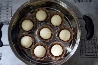 放入不粘蛋挞模具中，收口朝下。