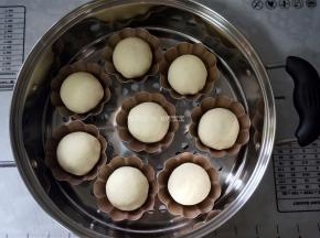 放入不粘蛋挞模具中，收口朝下。